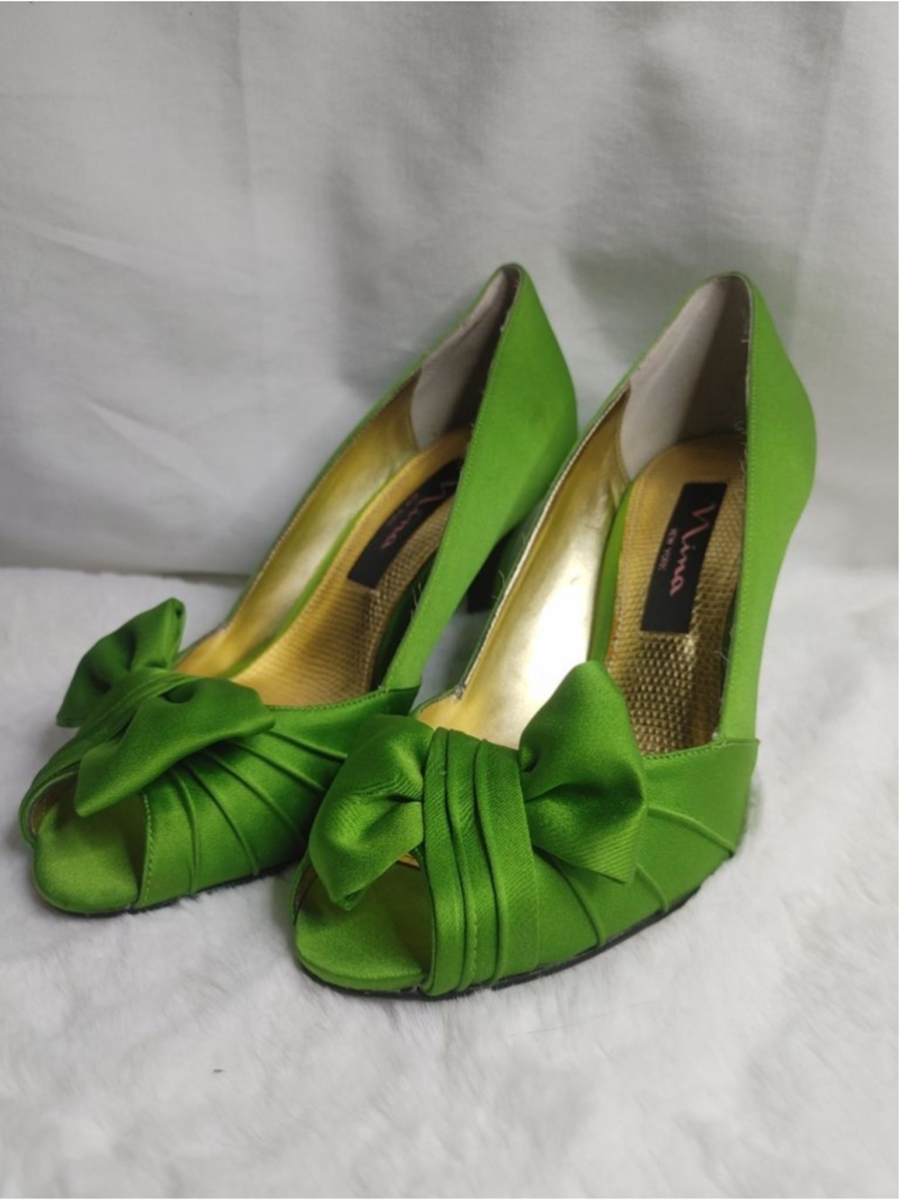 Women's Nina New York Green Satin Leather Peep Toe Bow Heels Size 6 Wicked